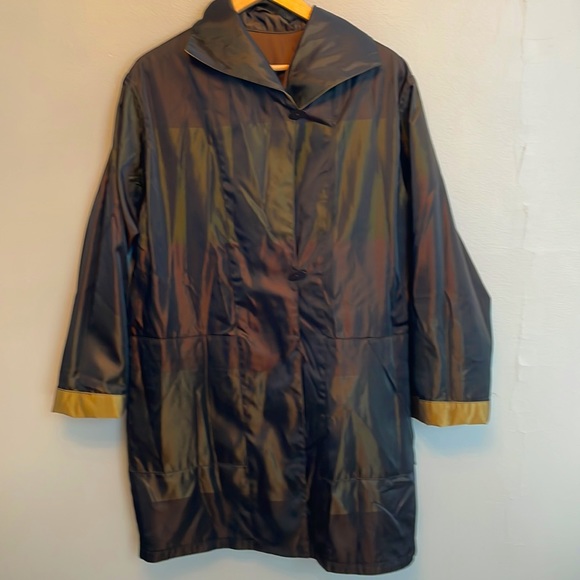 Iridescent reversible raincoat - black on 1 side; green & copper on the other - Picture 5 of 6